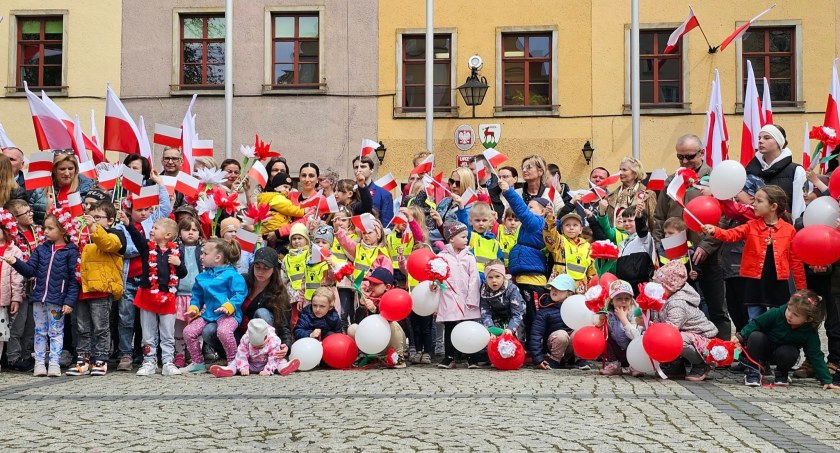 Biało-Czerwony Plac Ratuszowy. Świętowali Dzień Flagi