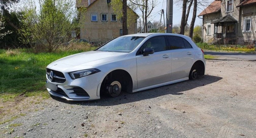Przyjechał Mercedesem z Niemiec do Cieplic. Na miejscu ukradli mu koła
