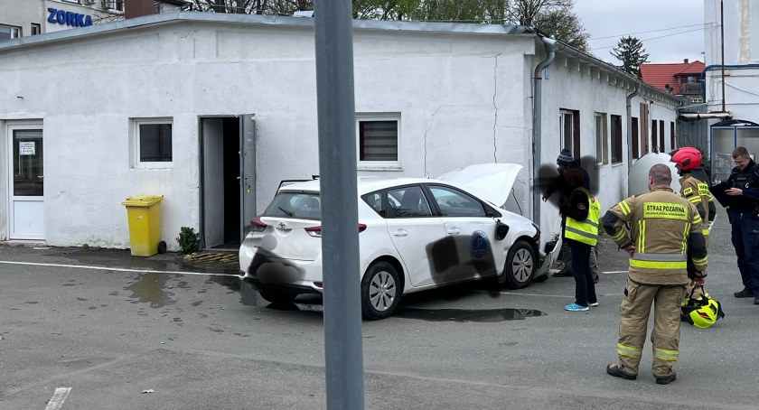Toyotą przez płot i w budynek