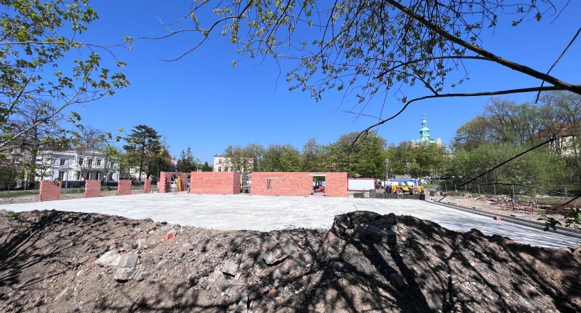 Widać postępy przy budowie lodowiska w Jeleniej Górze