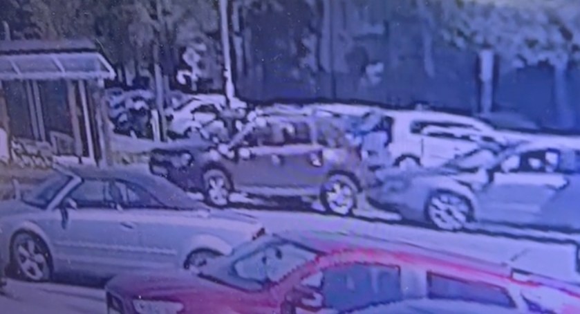 Cofając uderzyła w zaparkowany samochód. Odjechała jakby nic się nie stało