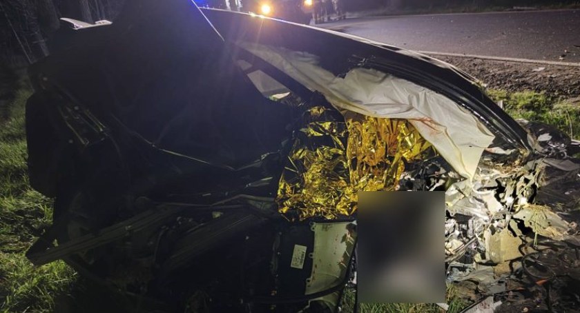 Śmiertelny wypadek w Krzeszowie. Toyota z impetem uderzyła w drzewo