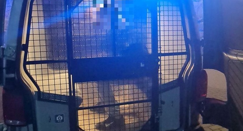 W nocy jechał bez świateł, bez tablic, bez uprawnień i po pijaku. Spowodował kolizję z radiowozem