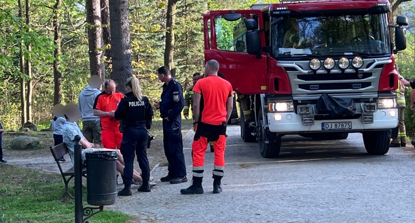 Po uderzeniu głową w beton stracił przytomność. Interwencja w Parku Zdrojowym