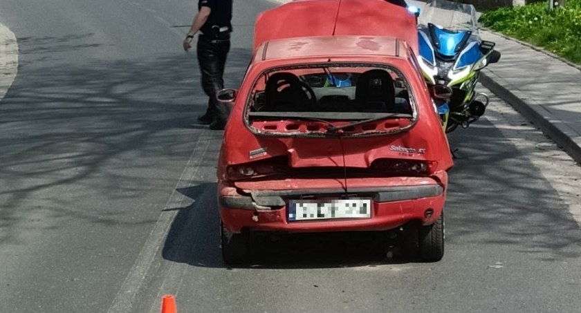 Zderzenie w Piechowicach. Peugeot o mało nie staranował fiata seicento