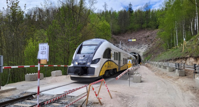 Trwa poszerzanie XIX-wiecznego tunelu kolejowego w Trzcińsku