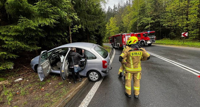 Pod Szklarską Porębą auto wypadło z drogi na skarpę
