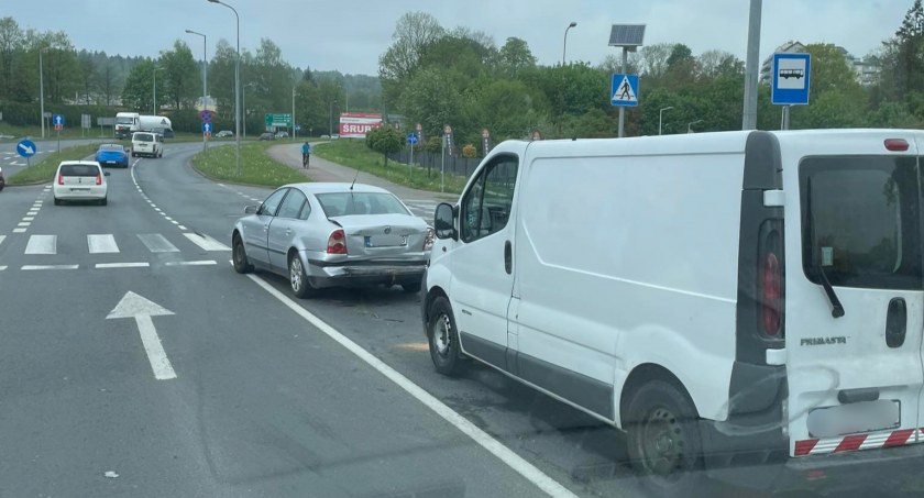 Zderzenie przed pasami na DK 3 przy dawnym Aniluxie