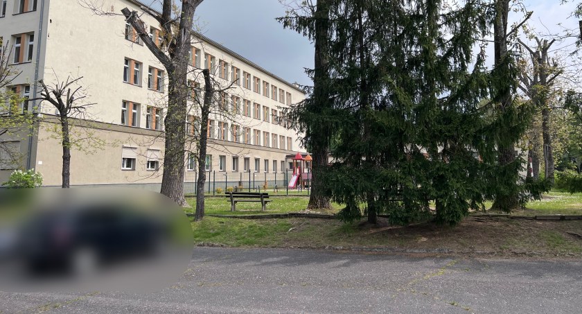 Horror w jeleniogórskiej szkole. Dwie uczennice omal nie udusiły swojego kolegi