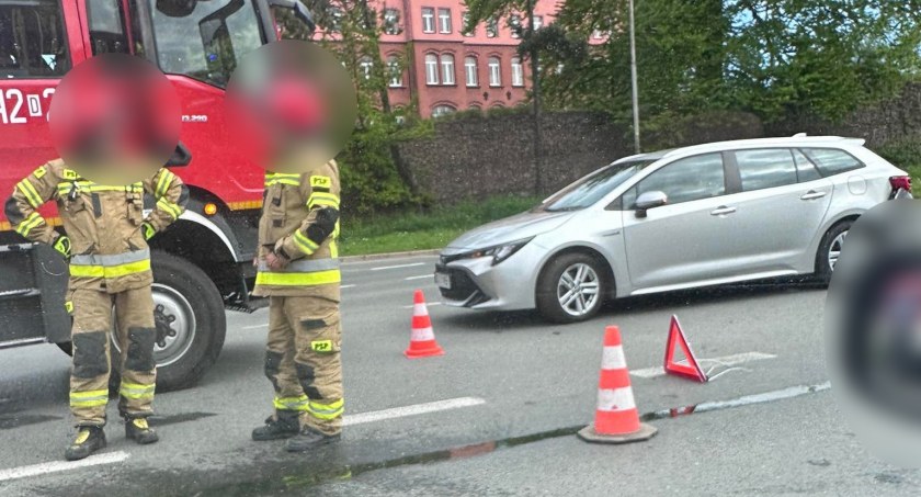 Utrudnienia w ruchu przy Galerii Nowy Rynek. Zderzenie busa z osobówką