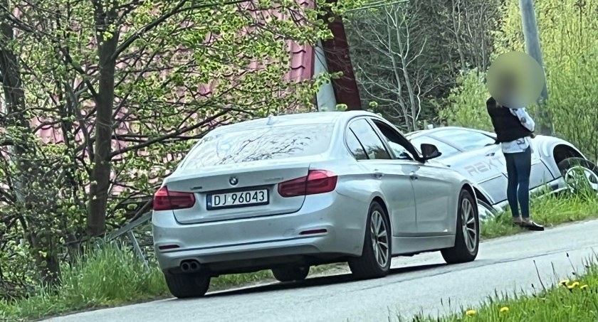Samochód z przyczepą wypadł z drogi