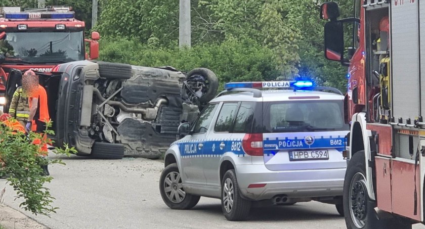 Dachowanie w Staniszowie. Dwie osoby poszkodowane. Droga całkowicie zablokowana.