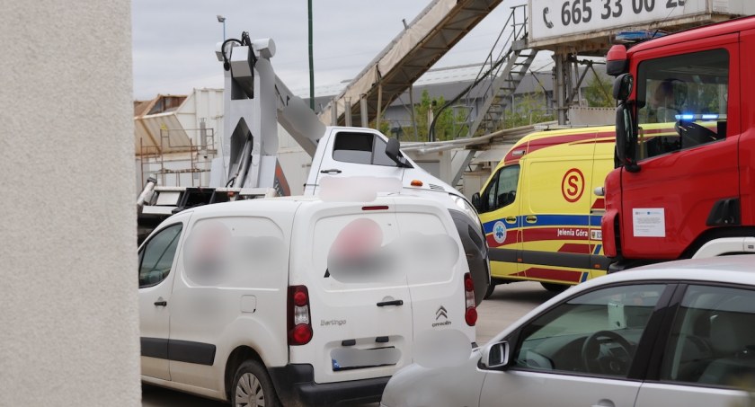Wypadek przy pracy. Mężczyzna wypadł z kosza na podnośniku