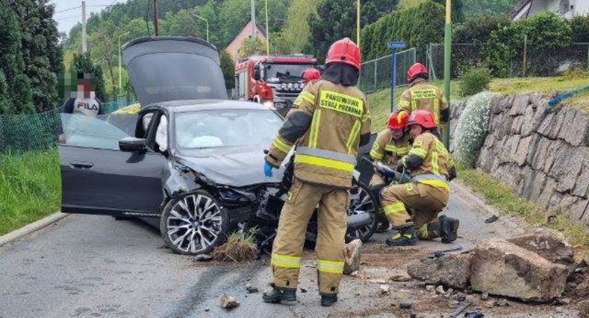 W Wojcieszycach bmw rozbiło się o przydrożny mur