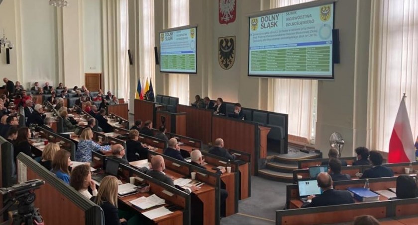 Zarząd województwa dolnośląskiego bez wotum zaufania, bez absolutorium. Opozycja triumfuje. Czy słusznie?