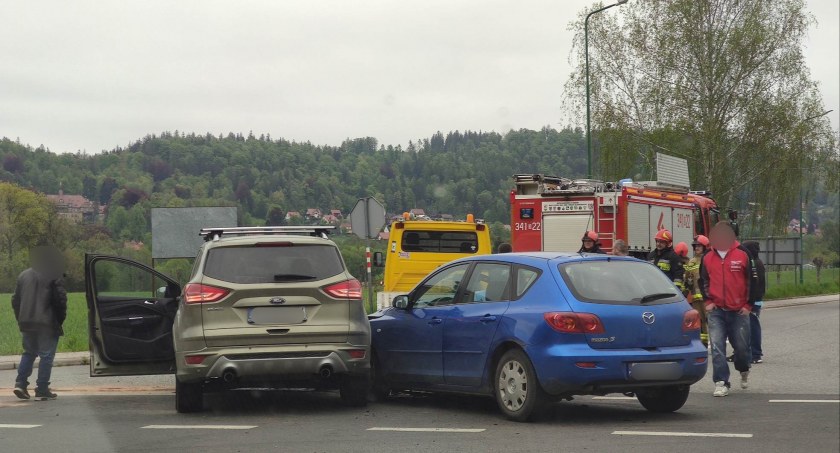 Zdarzenie drogowe w Kowarach. Przyczyną wymuszenie pierwszeństwa