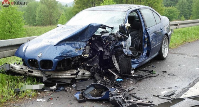 Groźny wypadek na DK 30. Kierowca BMW był wycinany z rozbitego pojazdu