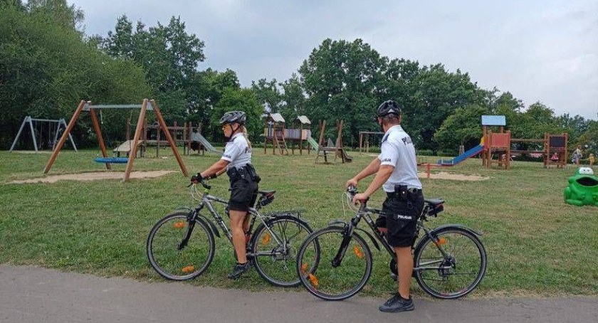 Rolkarz z narkotykami i sprawca kradzieży zatrzymani przez policjantów na rowerach