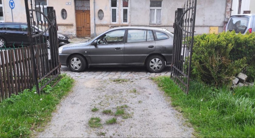 Mistrzowie Parkowania blokują wyjazdy z posesji