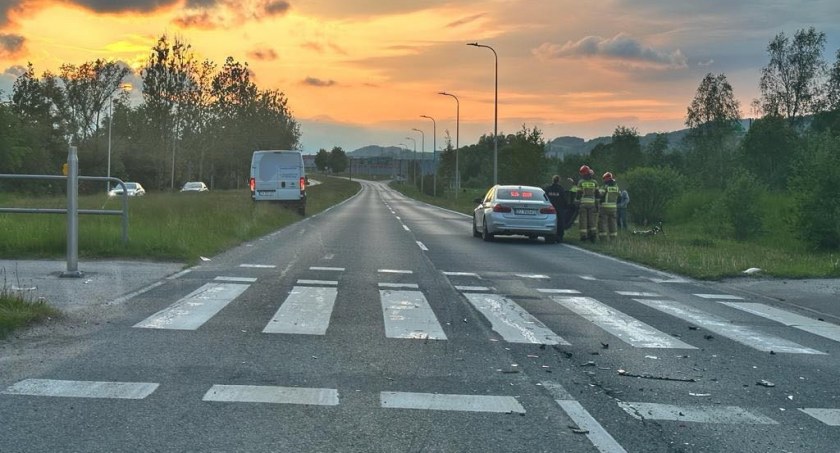 Bus wjechał w tył osobówki przed przejściem dla pieszych