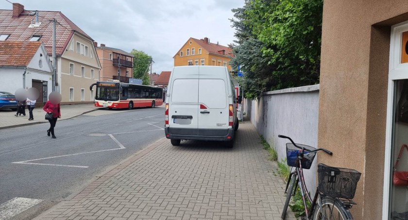 Mistrzowie Parkowania chodnik traktują jak miejsce postoju