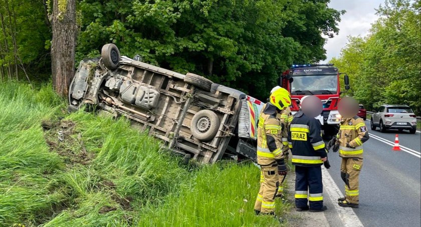 Dachowanie busa. Kierowca prawdopodobnie zasnął za kierownicą
