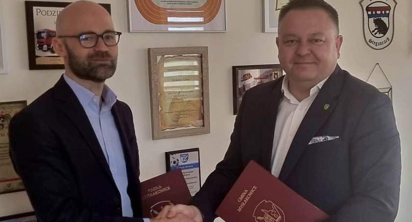 Wójt podpisał umowę na kolejny etap budowy nowej szkoły w Mysłakowicach