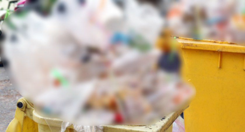 Podrzucał odpady budowlane do kubłów na plastik. Wpadł przez nagrania z kamer