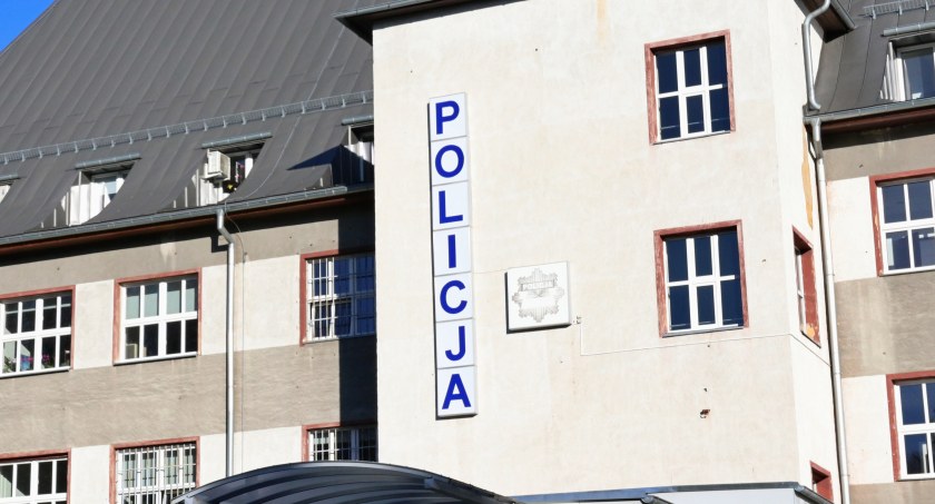 62-latek zdewastował zaparkowany samochód. Wyrządził szkód na kilkanaście tysięcy złotych