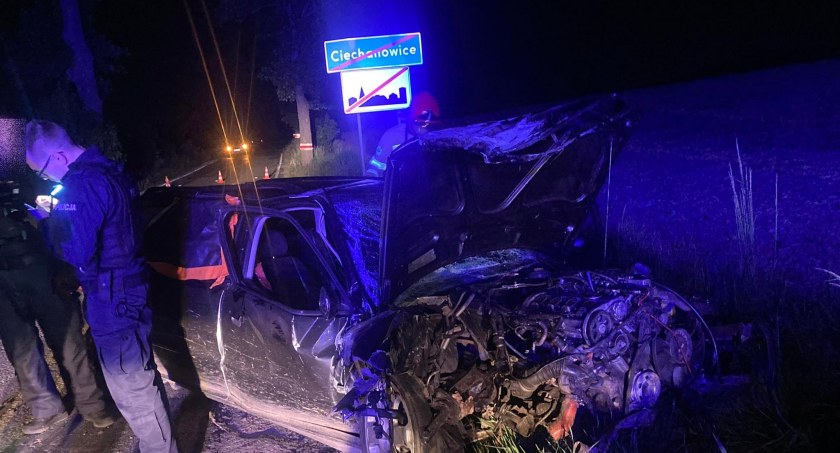 Rozbite auto na drodze Marciszów - Kaczorów. Kierowca zbiegł.