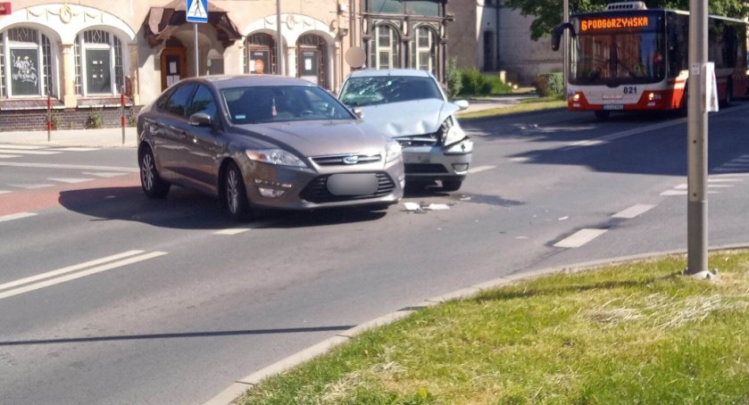 Zderzenie dwóch Fordów na Wojska Polskiego. Poszkodowana w szpitalu