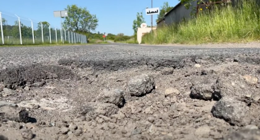 Mieszkańcy Dąbrowicy domagają się remontu drogi