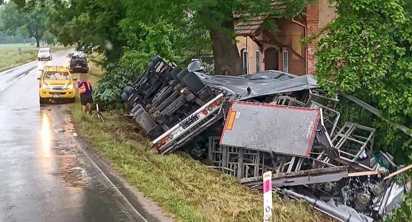 Koszmarnie wyglądające zdarzenie. Ciężarówka na dachu poza drogą