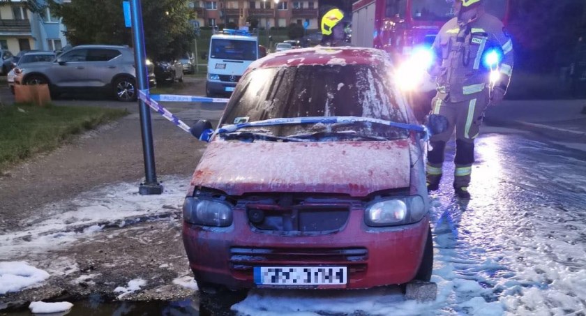 W Szklarskiej Porębie spłonął samochód. Auto prawdopodobnie było kradzione.