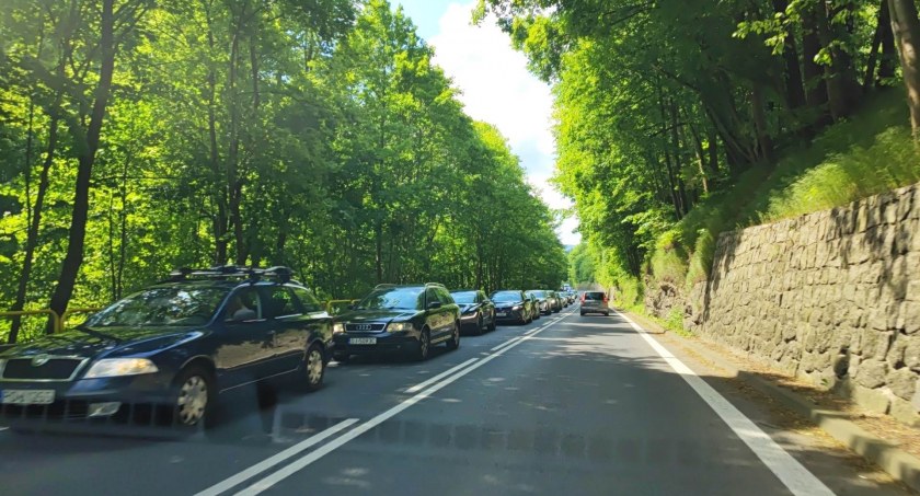 Ogromne korki na drogach w regionie. Turyści opuszczają Karkonosze