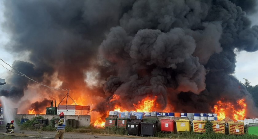 Potężny pożar w Żarowie. Płonęły chemikalia.
