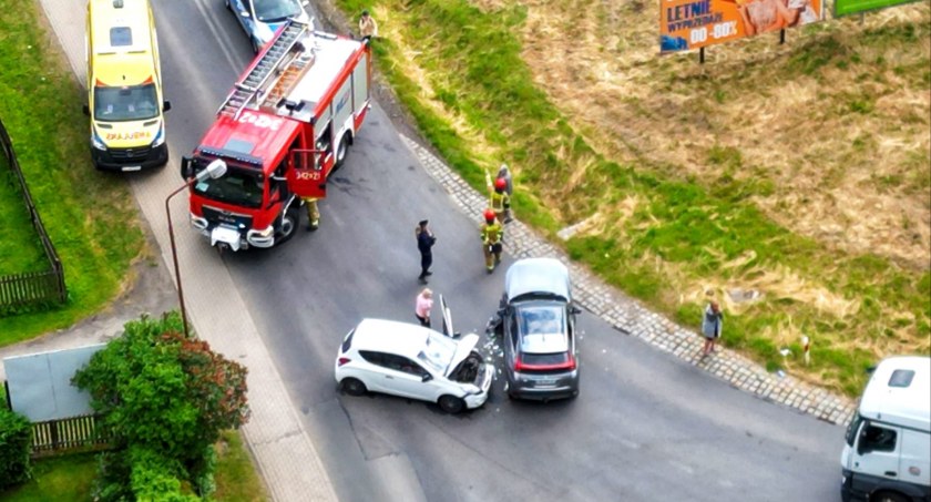 Zderzenie na newralgicznym skrzyżowaniu w Jeżowie Sudeckim. Droga zablokowana