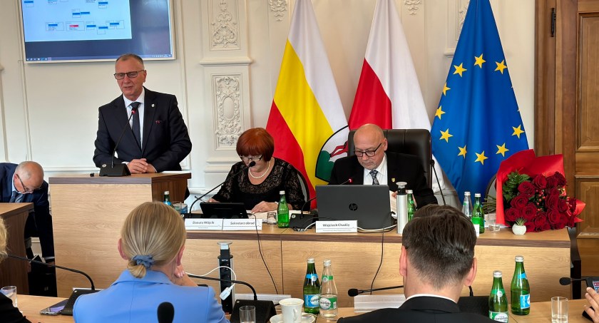 Prezydent Jeleniej Góry z wotum zaufania, absolutorium ....i palmą