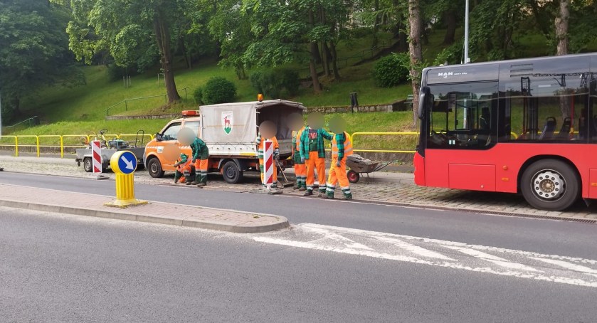 Doczekaliśmy się. Trwa naprawa awaryjnych krat zabezpieczających odpływ przy dworcu PKP