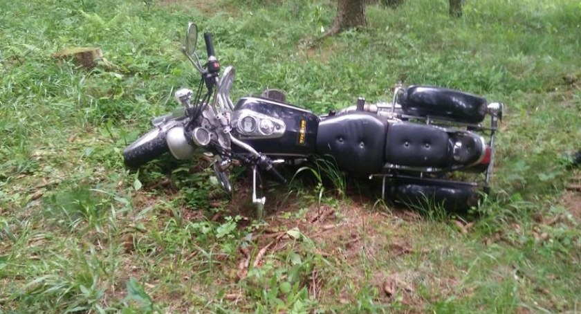 Na motocyklu bez kasku uciekał przed policją
