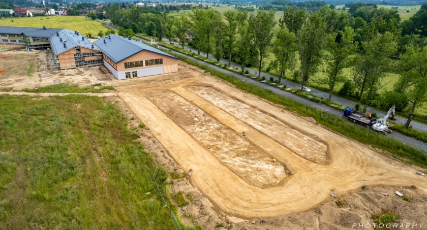 Ostatni etap budowy szkoły w Mysłakowicach. Powstanie m.in. siłownia zewnętrzna