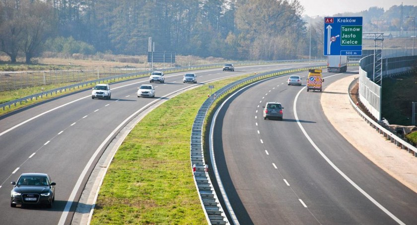 Prezydent podpisał ustawę znoszącą opłaty za przejazd autostradami