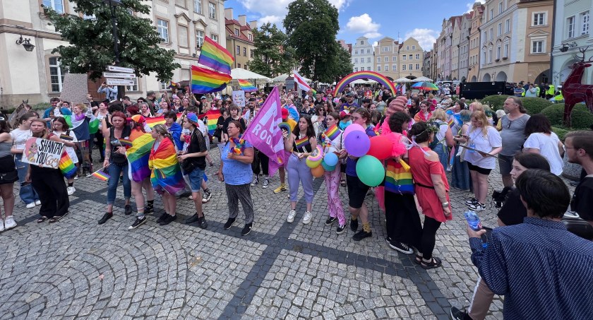 Plac Ratuszowy stał się kolorowy. Marsz Równości w Jeleniej Górze