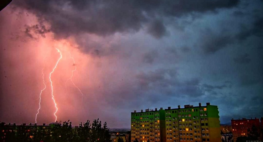 Gasną światła, drzewa walą się na ziemię. Nawałnica nad Jelenią Górą