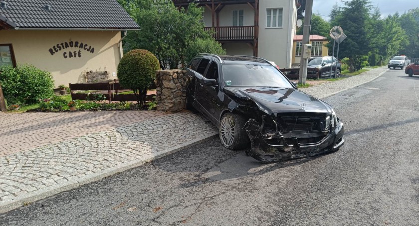 Rozbił Mercedesa i w dalszą podróż udał się pieszo