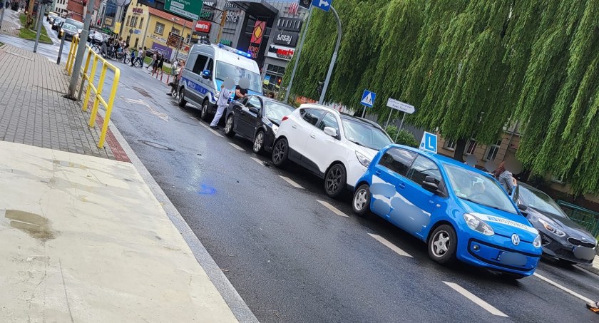 Ogromne korki w centrum po zderzeniu trzech pojazdów