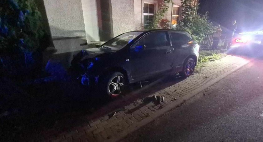 Łomnica - Hondą wjechał w mur i oddalił się z miejsca zdarzenia