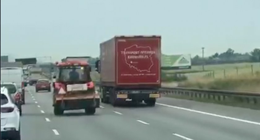 Traktorem po Autostradowej Obwodnicy Wrocławia. Zobacz nagranie