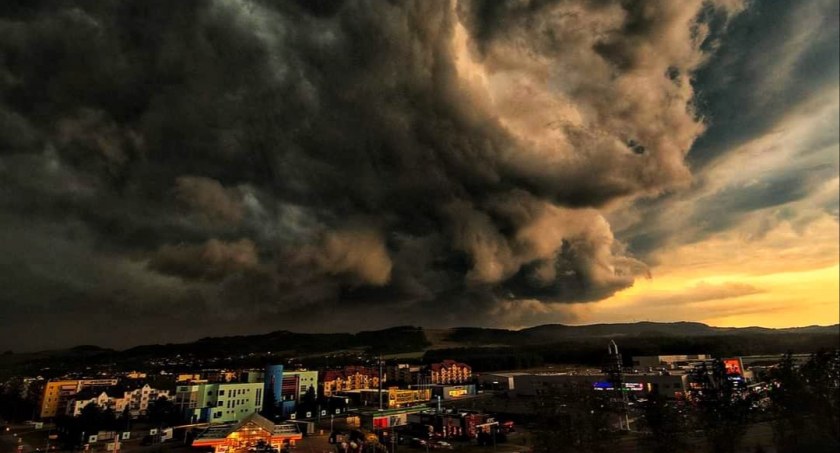 Burza, bardzo silny wiatr i grad w Karkonoszach