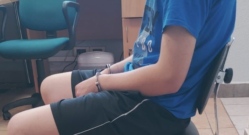 Poszukiwany 16-latek ukrył się przed policjantami w szafie